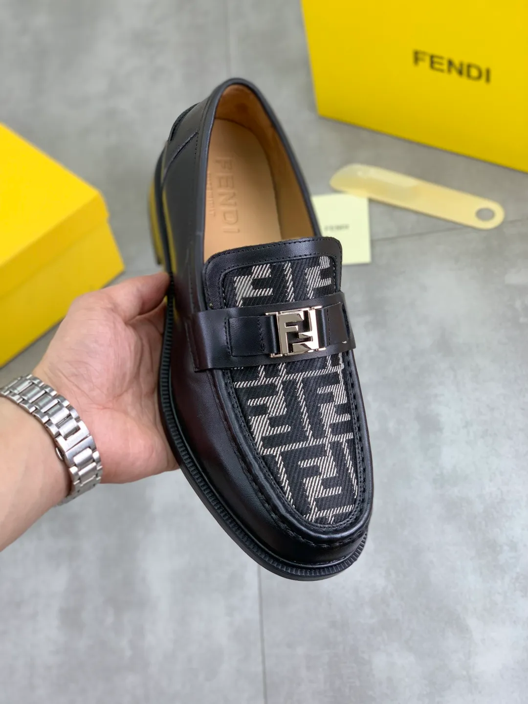 ​Men's shoes 💰P480💰[New model] Water dyed cowhide 🆘 The latest FENDI (Fendi) new casual leather shoes 🕶️🕶️Simple routing effect, showing an elegant and cool driving shoe 🎬Made of Italian 🇮🇹 imported calfskin + first-layer water-dyed cowhide lining🐂Excellent material🎬Detailed workmanship 🤗Comfortable foot feel➰➰. ​Pair it with any outfit to show your taste and temperament, low-key luxury ♻️Design ​simple and elegant ​noble and fashionable 🍃​Very loved and favored by trendy men 💓❤️Size: 38-44 2⃣️colors available